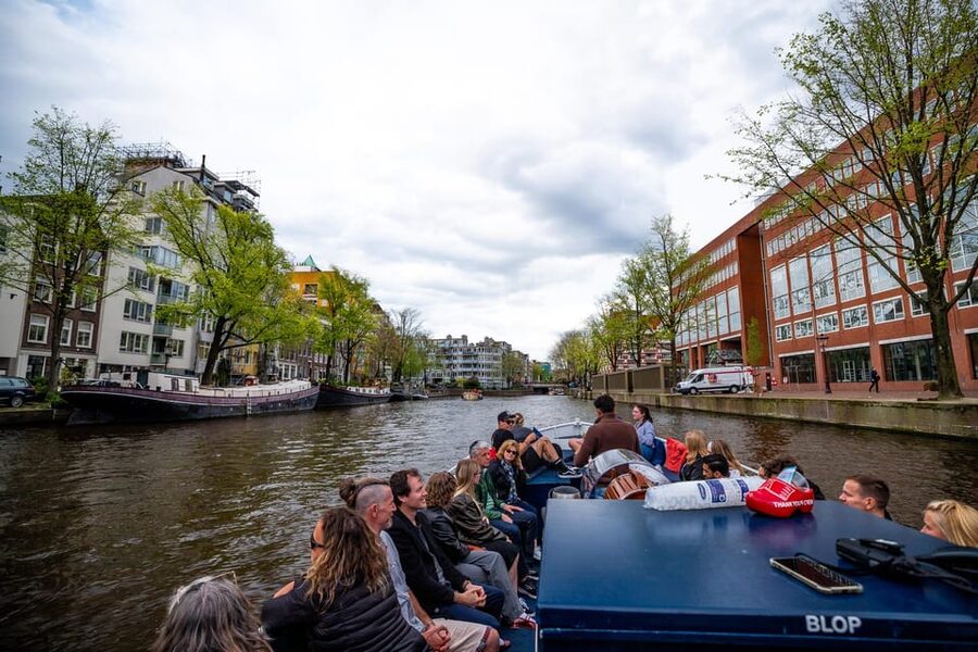 Amsterdam:Old City Canal Cruise with Live Guide and Open Bar - Getting started at H’Art Museum, and why timing matters
