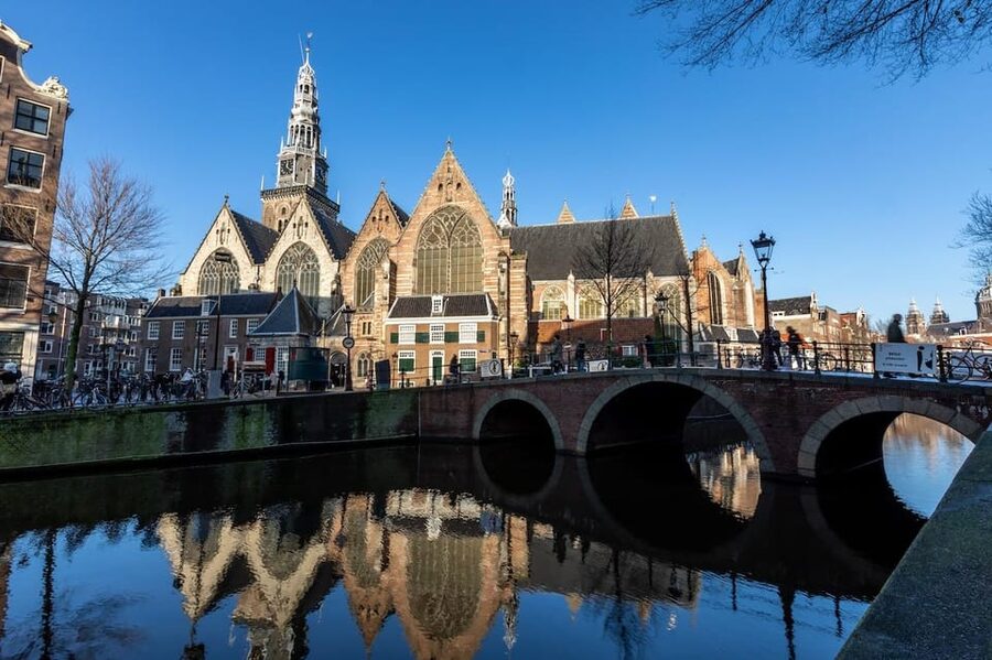 Amsterdam: Oude Kerk Entry Ticket - Use the audioguide to connect the dots fast