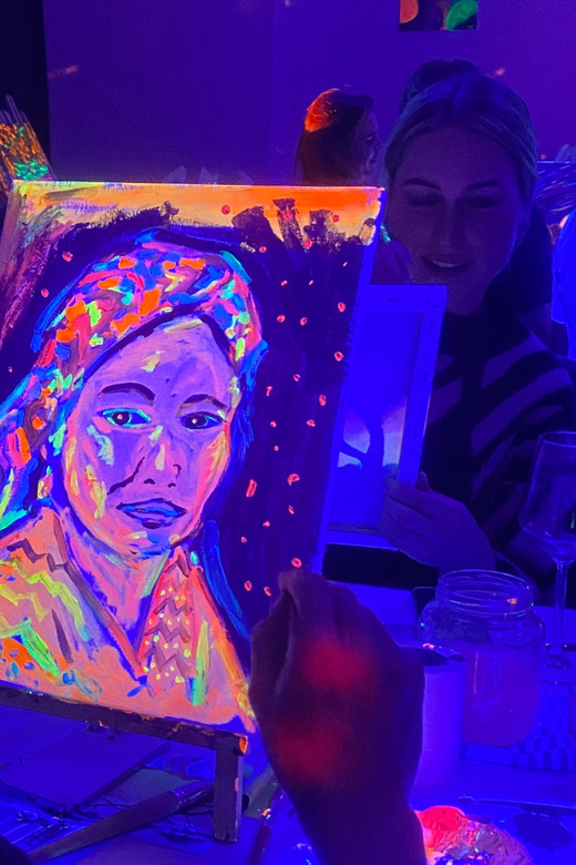 Amsterdam: Paint and Sip in the Dark at Rembrandt van Wine - Drinks on the house: the part that turns it into a real night out