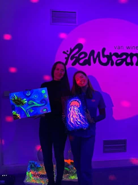 Amsterdam: Paint and Sip in the Dark at Rembrandt van Wine - Language and group size: why it matters more than you think