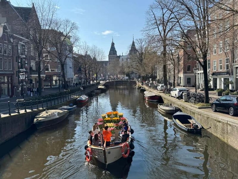Amsterdam: Premium Tulip Boat Canal Tour - A 1-hour Premium Tulip Cruise, with space to actually enjoy it