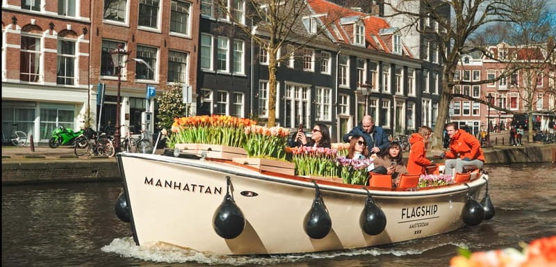 Amsterdam: Premium Tulip Boat Canal Tour - The boat full of tulips: your floating photo backdrop