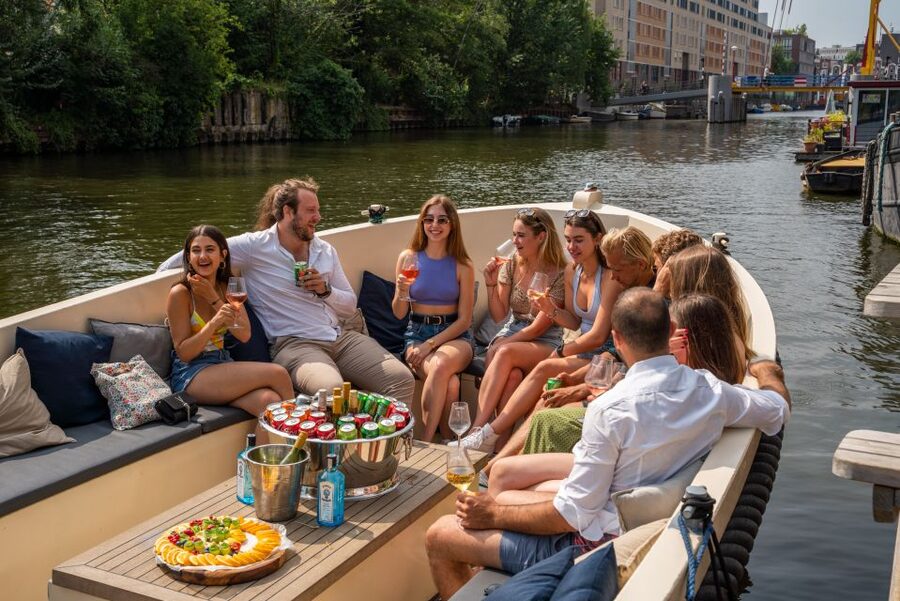 Amsterdam: Private Canal Booze Cruise with Unlimited Drinks - Seven Bridges View Point, photo time made easy