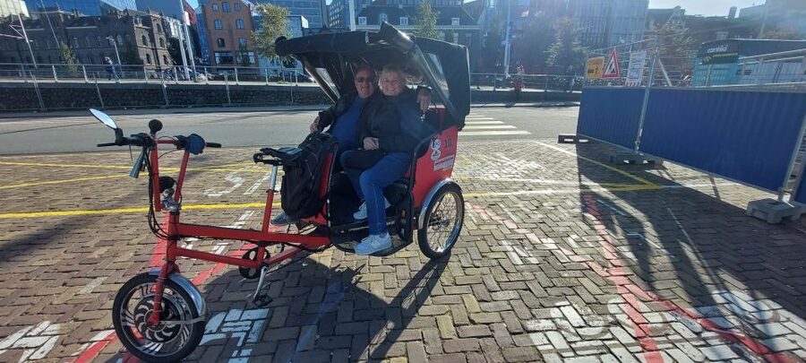 Amsterdam: Private City Highlights Tour by Rickshaw - Why a private rickshaw tour makes Amsterdam make sense