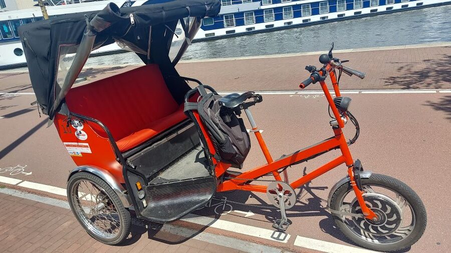 Amsterdam: Private City Highlights Tour by Rickshaw - Pickup, timing, and meeting your guide without stress