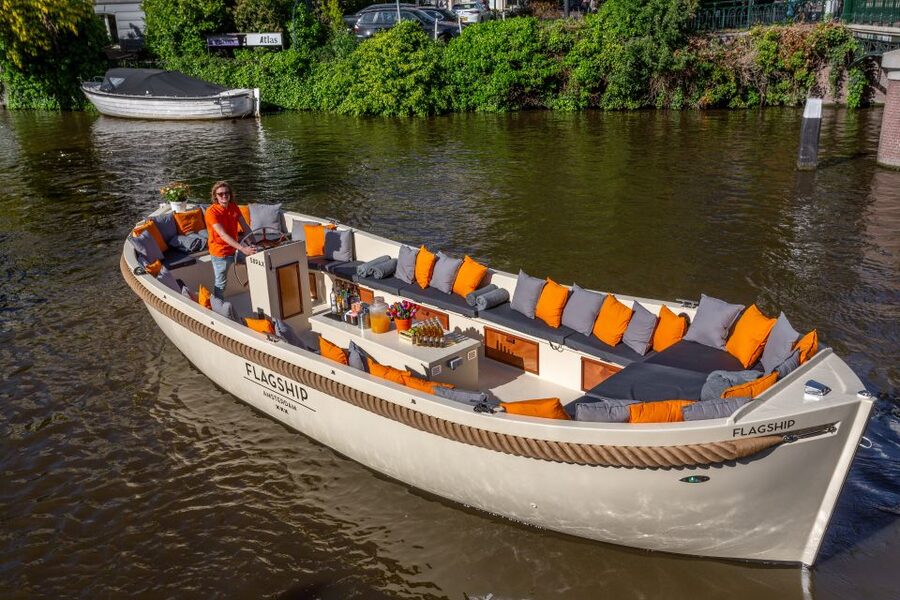 Amsterdam: Private Cruise with Drinks & Pizza or Burger - Practical details that keep the experience smooth