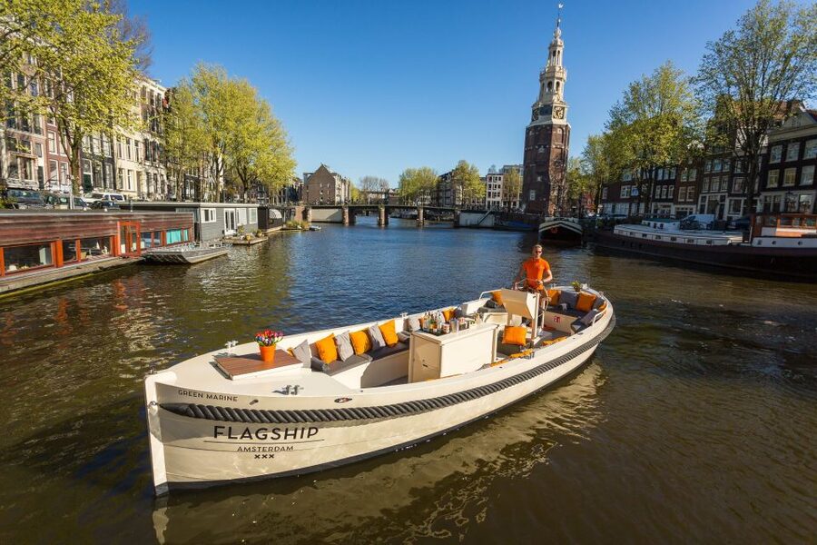Amsterdam: Private Cruise with Drinks & Pizza or Burger - A luxury open boat cruise, with a captain who sets the pace
