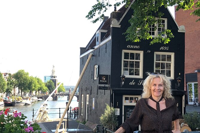 Amsterdam private guided tour with Marieke, local guide - Dam Square and the Royal Palace Area in 10 Minutes