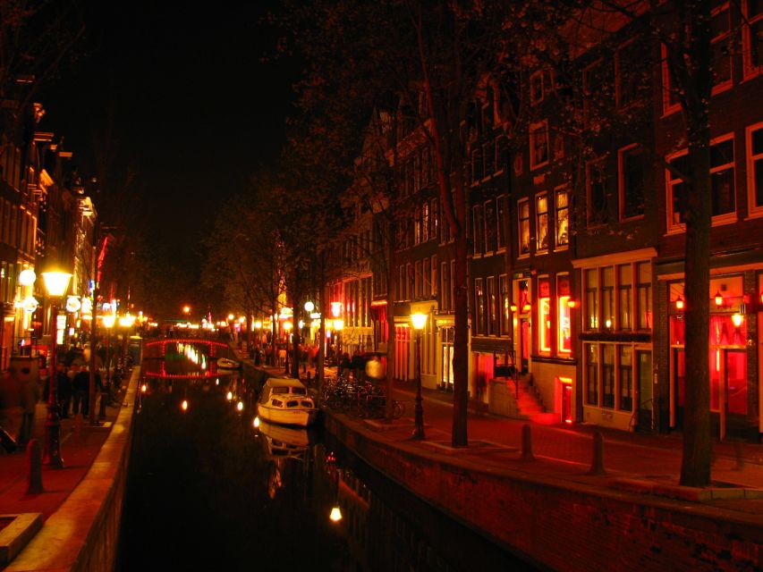 Amsterdam: Private Red Light District and Food Tour - Why this two-hour walk works: Red Light District plus classic bites