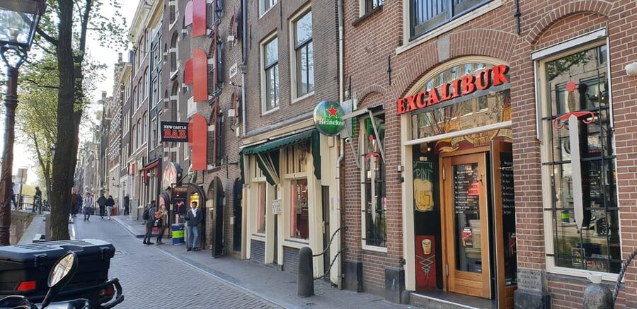 Amsterdam: Private Red Light District Tour in Spanish - Old Church and the Narrowest Streets of Amsterdam