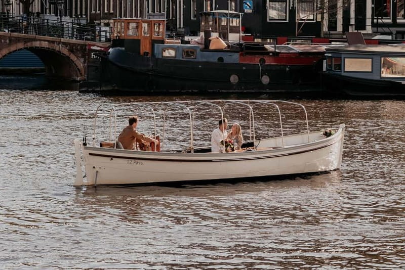 Amsterdam: Private Romantic Canal Cruise w. Prosecco/Snacks - Love-Themed Stories, Music, and Bridge Legends (Night Watch to the Skinny Bridge)