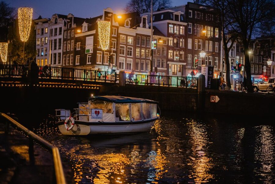 Amsterdam: Private Romantic Evening Boat Tour with Prosecco - FAQ