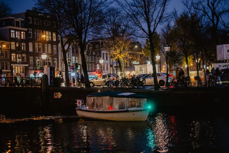 Amsterdam: Private Romantic Evening Boat Tour with Prosecco - Prosecco, snacks, and staying warm the smart way