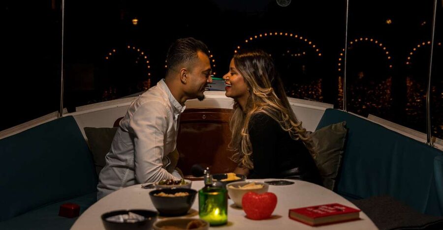 Amsterdam: Private Romantic Evening Boat Tour with Prosecco - The guide experience, and why it matters on a short cruise