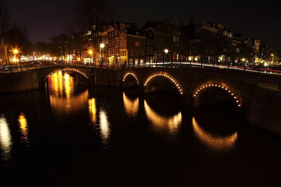 Amsterdam: Private Romantic Evening Boat Tour with Prosecco - Price and value for two people on the water