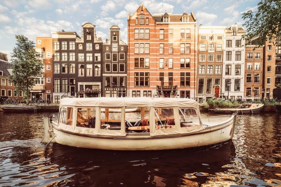 Amsterdam: Private Romantic Evening Boat Tour with Prosecco - Should you book this private romantic canal cruise?