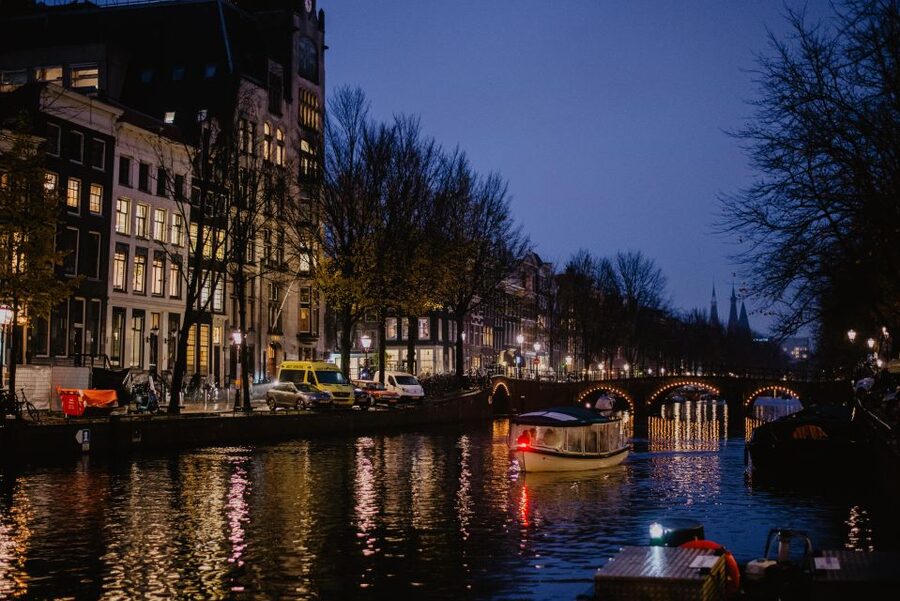 Amsterdam: Private Romantic Evening Boat Tour with Prosecco - Getting to Keizersgracht 401 without stress