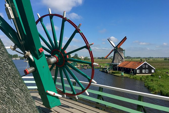 Amsterdam private tour to windmills, cheese farm and villages - Broek in Waterland church: wooden houses, quiet streets, and a different pace