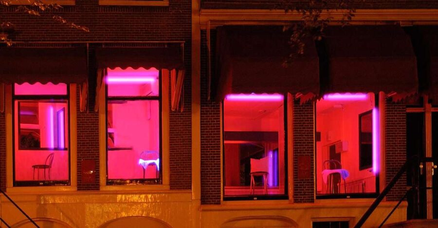 Amsterdam: Red Light District 1-hour Smartphone Audio Tour - Oude Kerk and the Belle statue: oldest building, modern rights