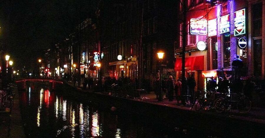 Amsterdam: Red Light District and Coffeeshop tour - Red Light District streets and the red windows, explained on the ground