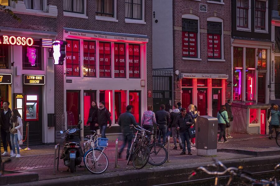 Amsterdam Red Light District and Old Town Walking Tour - Language and Group Setup: What to Expect From Silver Tours