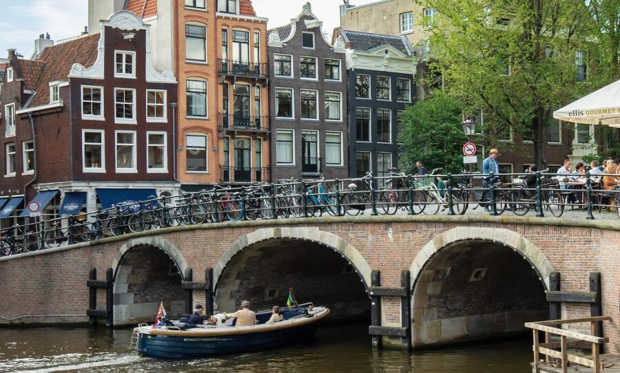 Amsterdam: Red Light District & City Tour German or English - Starting at Dam Square and Building a City-Wide Story