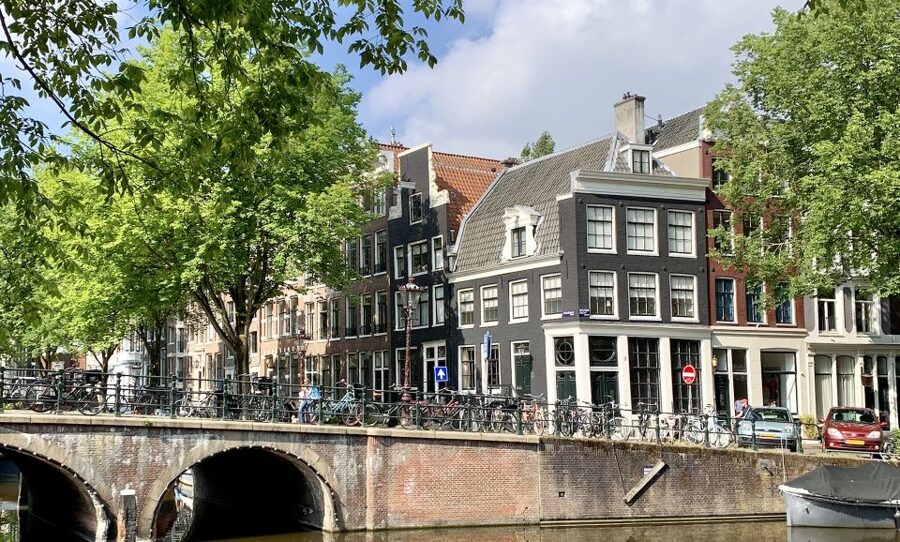Amsterdam: Red Light District & City Tour German or English - Beurs van Berlage: Why the Tour Turns Toward Trade