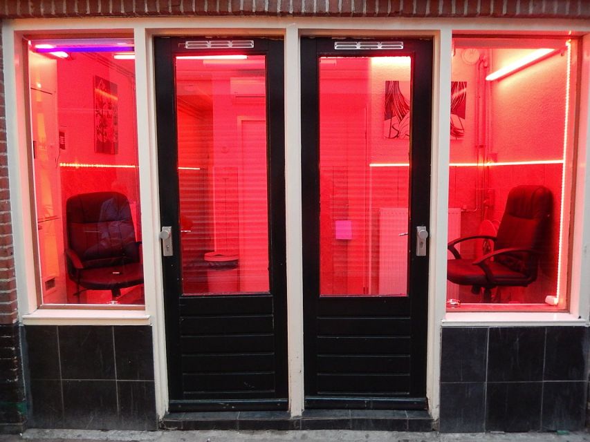 Amsterdam: Red Light District Exclusive Night Tour - Royal Palace, Flower Market, and Nieuwmarkt Square for Balance