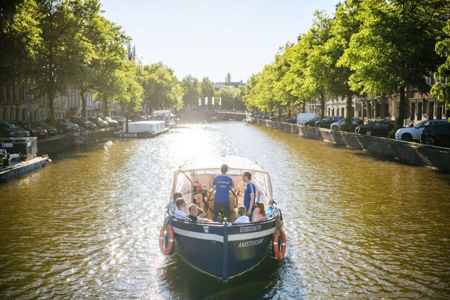 Amsterdam: Red-Light District Pub Crawl and Booze Boat Tour - Nightclub finish: what the entry ticket really buys