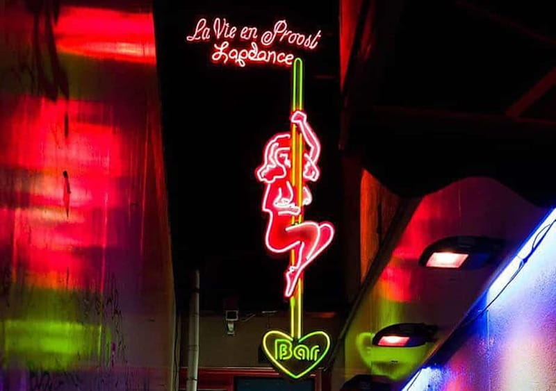 Amsterdam: Red Light District Tour in German/English/Italian - Coffeeshop politics at The Jolly Joker, plus what to expect after