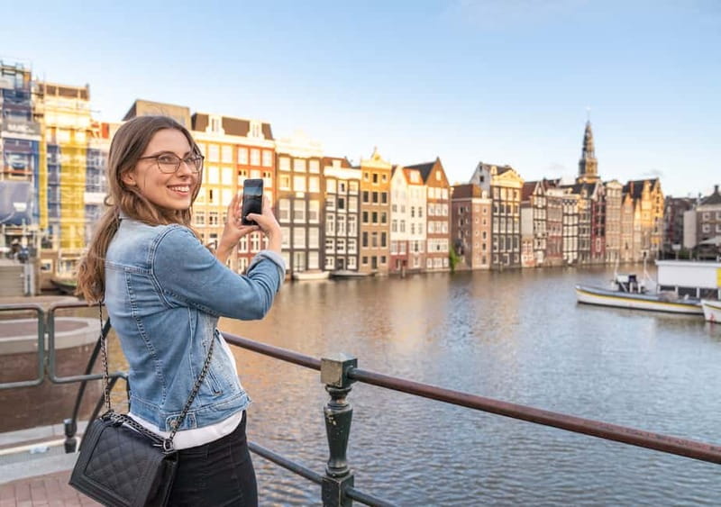 Amsterdam: Red Light District Tour in German/English/Italian - Oude Kerk and the old church next to a modern controversy