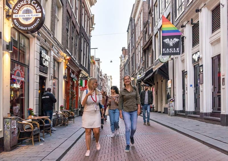 Amsterdam: Red Light District Tour in German/English/Italian - Amsterdam Centraal and Chinatown: how the district sits inside the city