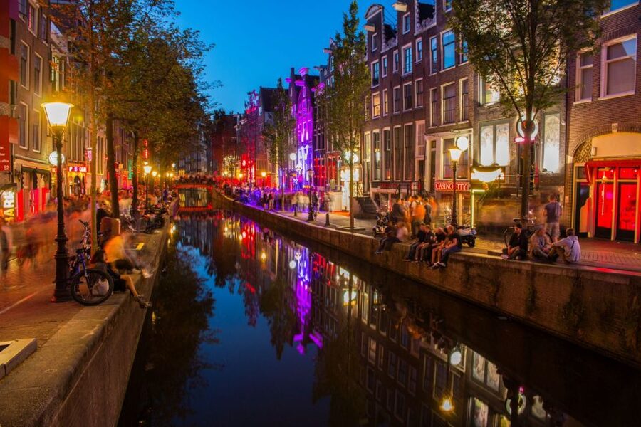 Amsterdam: Red Light District walking tour - Entering a red-window Amsterdam with your eyes open