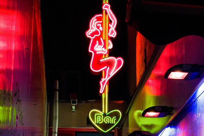 Amsterdam Red Light District Walking Tour in EN/DE/IT/ES - Meeting at Dam Square and the easy pace you’re paying for