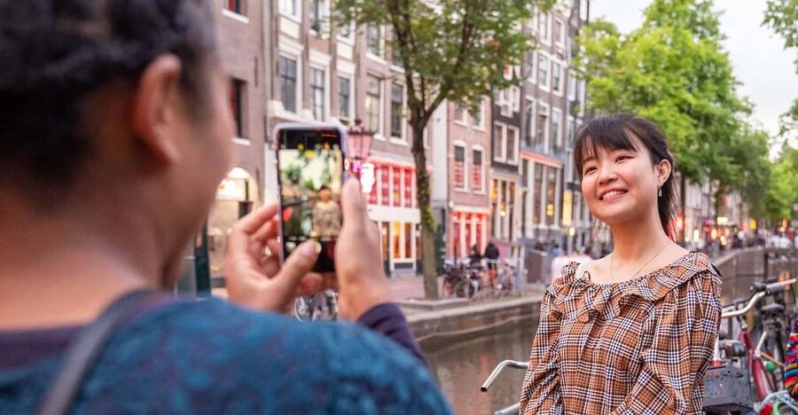 Amsterdam: Red Light Tour Exclusive + Peep Show - A private walk that actually fits the district