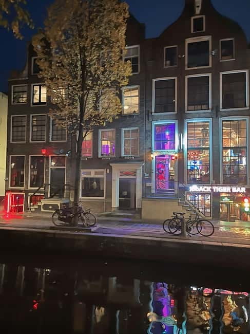 Amsterdam: Red light tour in German/English for groups of 4 people or more - The 2-hour format that keeps you from feeling rushed