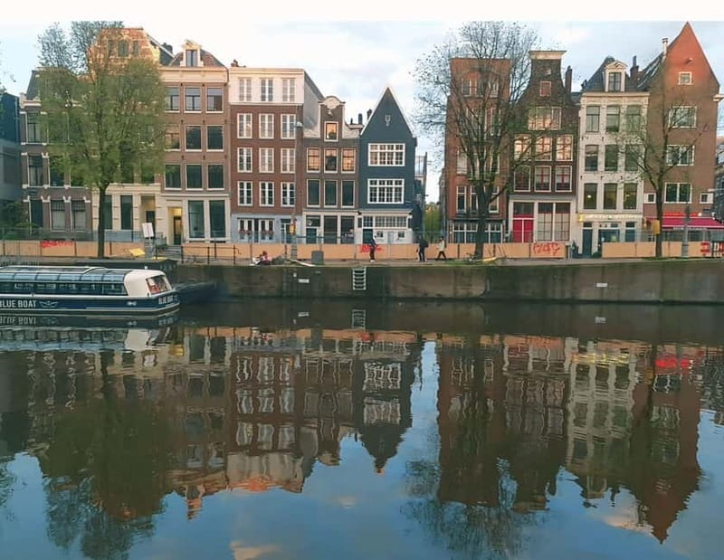 Amsterdam: Red light tour in German/English for groups of 4 people or more - Photo stops, selfies, and how to keep things respectful