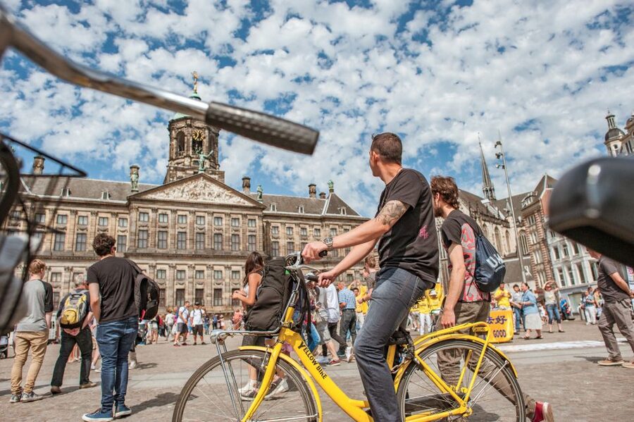 Amsterdam: Relaxed City Highlights Guided Bike Tour - Guides Who Keep the Group Calm in Busy Crossings