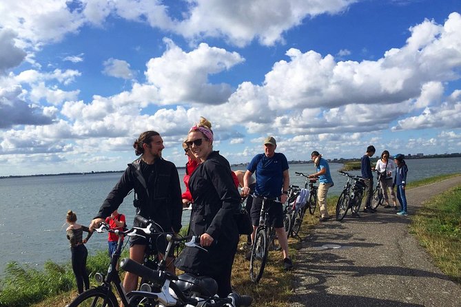 Amsterdam's Countryside Half-Day Bike Tour in Small Group - Holysloot Stop at het Schoolhuis and the Apple Pie Break