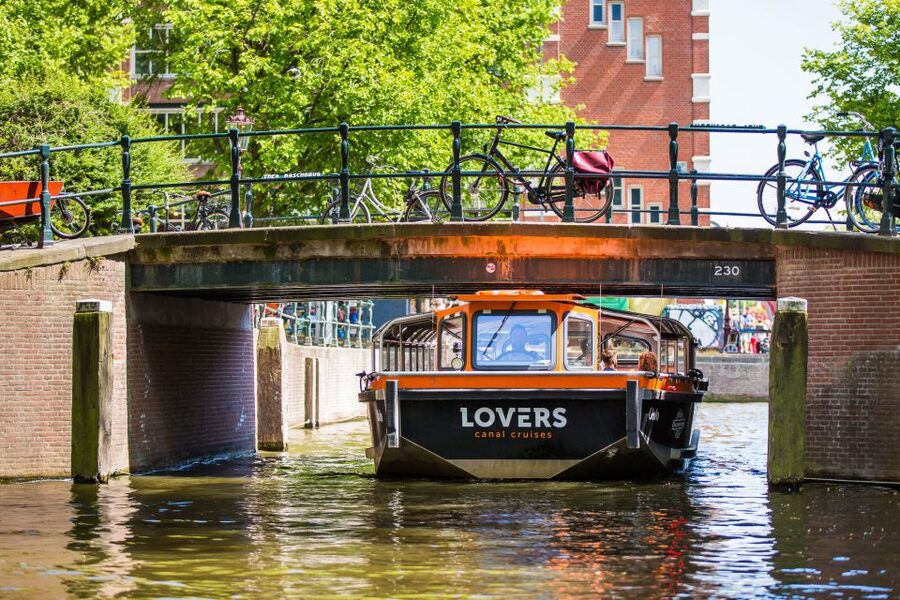 Amsterdam: Semi-Open Canal Boat Cruise - Entering the experience near Amsterdam Centraal, and how to avoid the common time trap