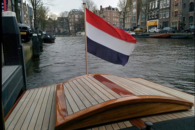 Amsterdam small-group canal cruise in 1920s saloon boat - How the captain’s style makes the facts stick