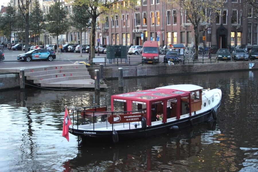 Amsterdam: Small-Group Canal Cruise incl. Drinks and Snacks - The Giuliana boat makes the whole cruise feel closer
