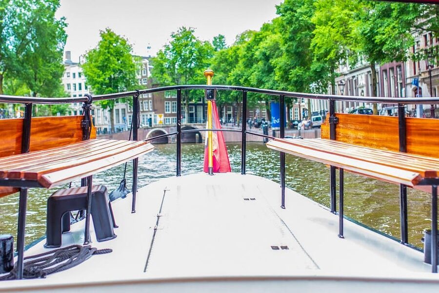 Amsterdam: Small-Group Canal Cruise incl. Drinks and Snacks - Who should book this, and who might want another option
