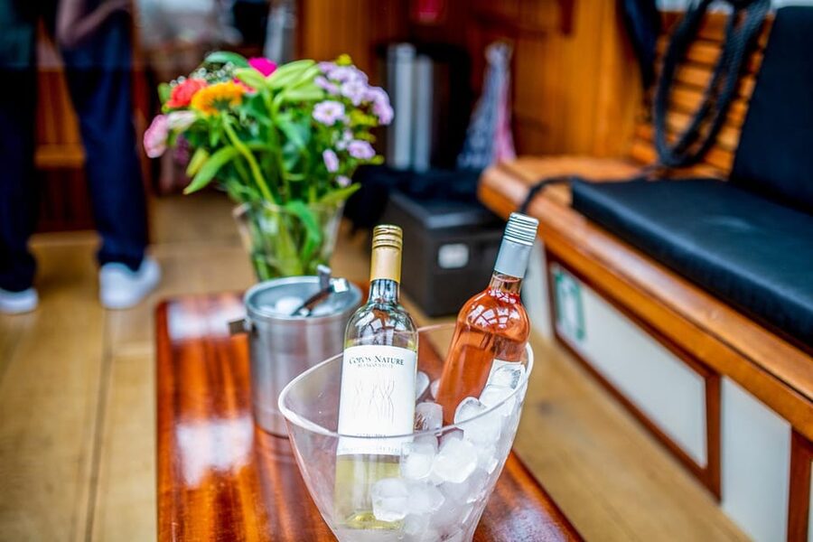 Amsterdam: Small-Group Canal Cruise incl. Drinks and Snacks - Live local guiding by Sebi, with stories that connect the dots