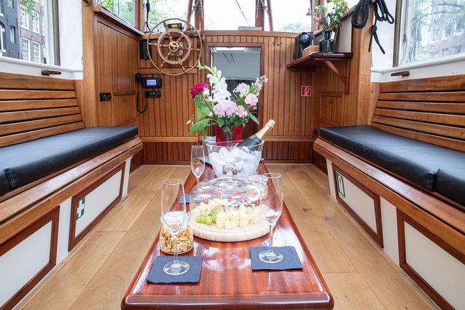 Amsterdam Small-Group Canal Cruise With Dutch Snacks and Drink - What each stop teaches you, beyond the photos