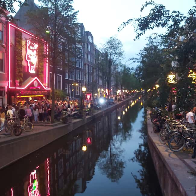 Amsterdam: Spanish Tour Unmasking the Redlight District - Nieuwmarkt Square and De Waag, where the city measured its people
