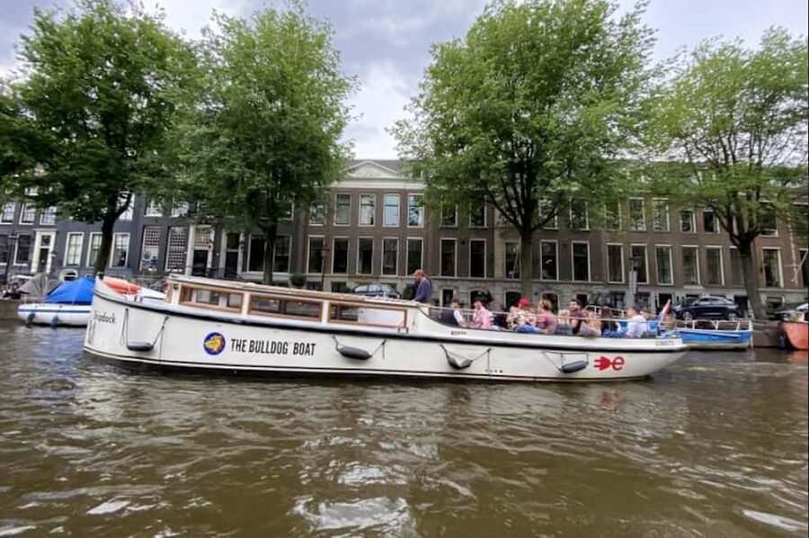Amsterdam: The Bulldog Boat Smoke and Booze Cruise - What happens during the 1-hour smoke and booze cruise