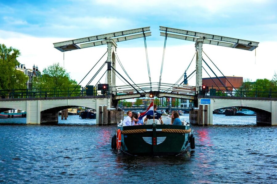 Amsterdam: The Newest Canal Cruise with Drink Option - Meeting in front of Amsterdam Central Station, and finding the right boat