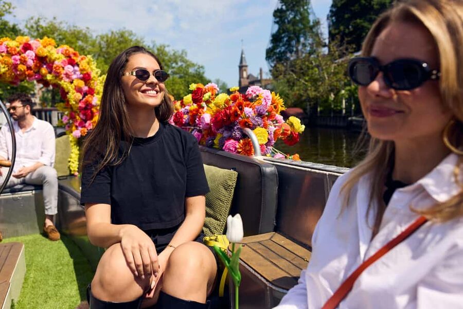 Amsterdam: The Original Flower Boat with Local Guide and Bar - Where the tour excels for photos, especially at the bridges