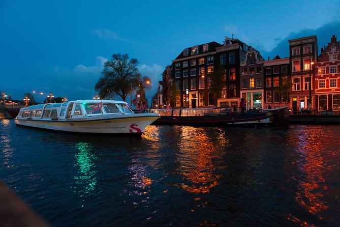 Amsterdam The Original Pizza Cruise with Unlimited Drinks - Pizza, canals, and 90 minutes of low-effort sightseeing
